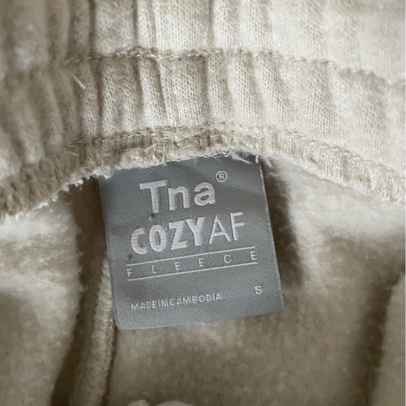 *SOLD* Aritzia TNA Cozy Fleece Set - Picture 4 of 5